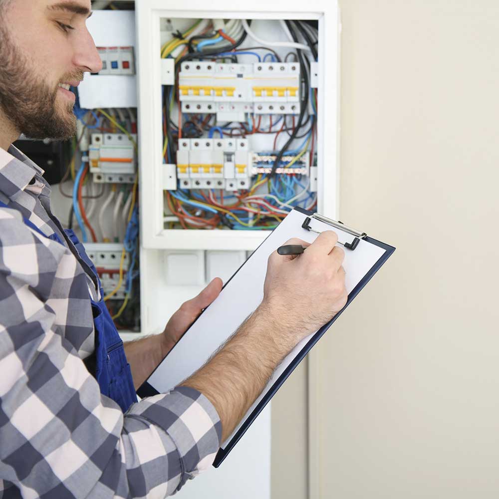 Hombre revisando tablero eléctrico